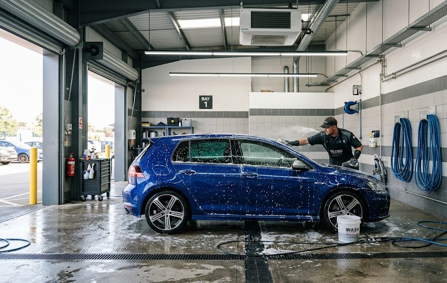 Auton pesu käynnissä pesuhallissa